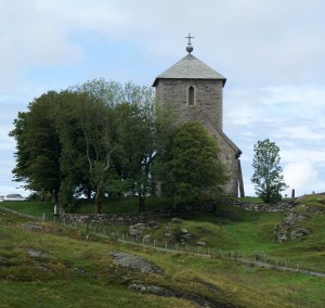 Olavskirche auf Karmoy mit Bautastein an der Nordseite