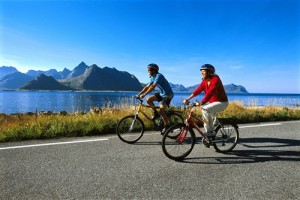 Vom Lofoten-Flugplatz gleich rauf auf's Fahrrad. Foto: Terje Rakke/Nordic Life