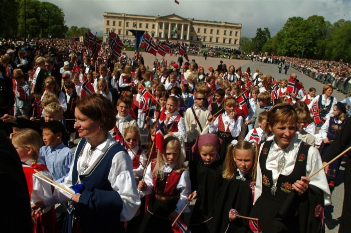 Auch am 200. Jahrestag der norwegischen Verfassung wird eine großer Kinder-Parade in Oslo erwartet. Foto: Visit Norway